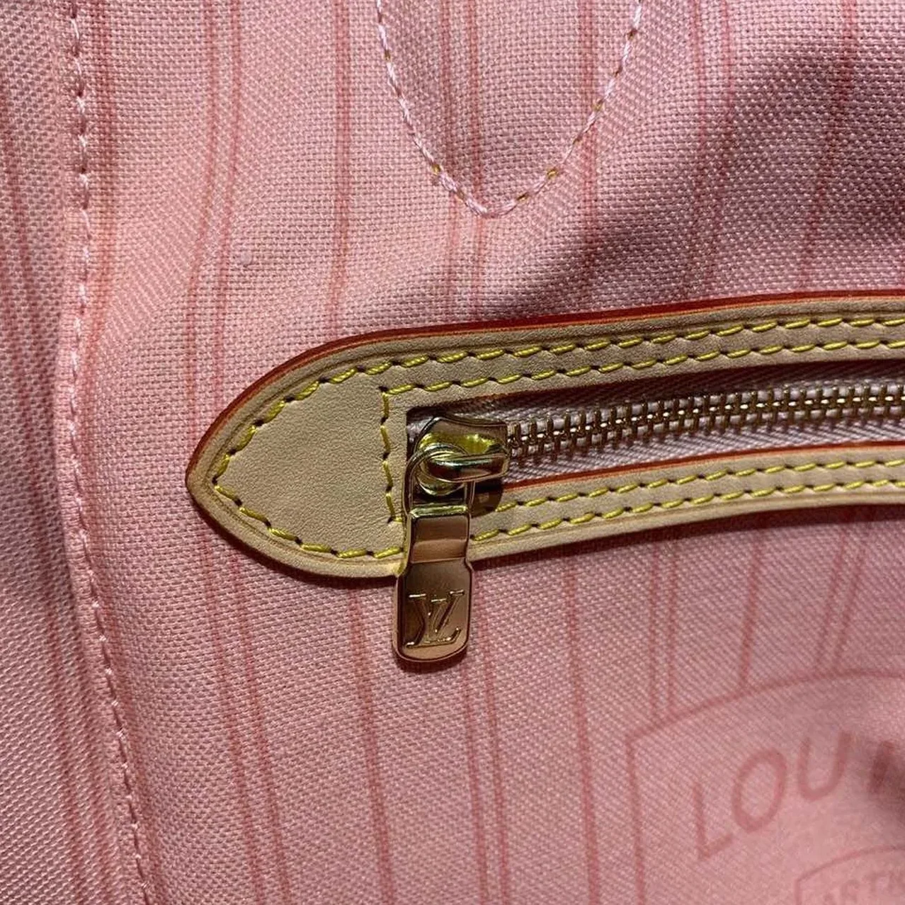 Louis Vuitton Neverfull MM Tote Bag / Rose Ballerine Pink Damier Azur Canvas Louis Vuitton Neverfull MM Tote Bag / Rose Ballerine Pink Damier Azur Canvas