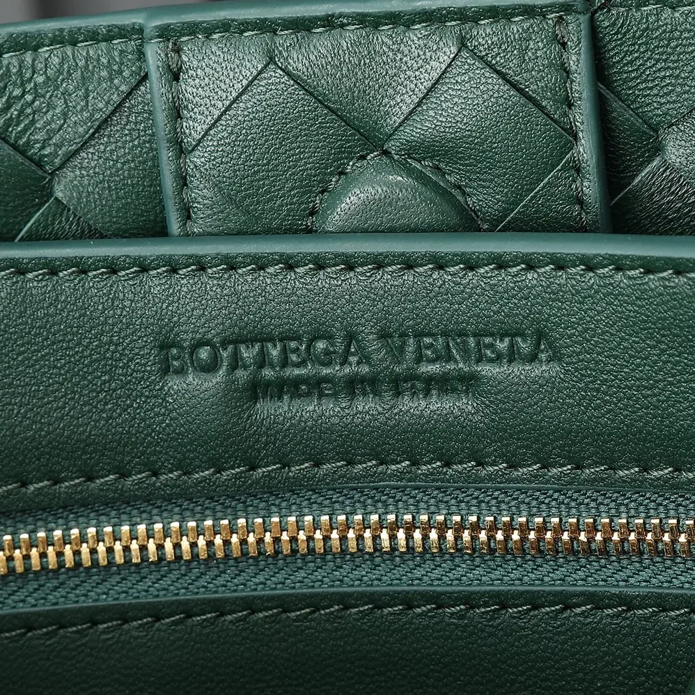 Bottega Veneta Medium Andiamo in Supple Intrecciato Leather for Women in Green