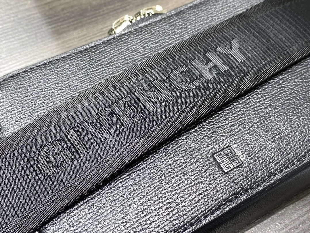 Givenchy Antigona Grained Camera Bag Black /