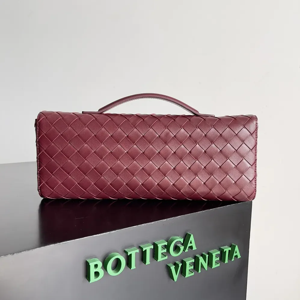 Bottega Veneta Andiamo Clutch in Supple Intrecciato Leather for Women in Barolo