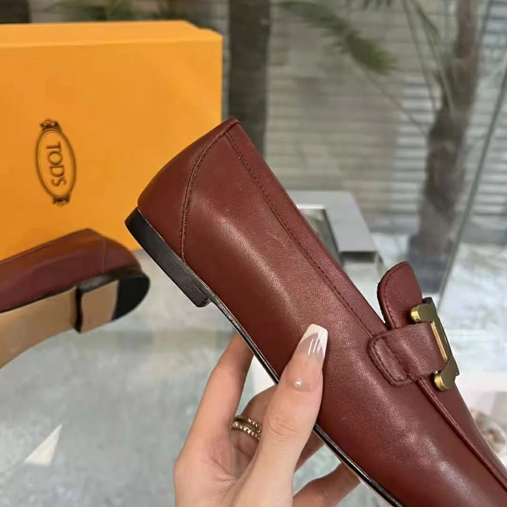 TODS Kate Loafers in Leather with A Metal Branded for Women in Maroon TODS Kate Loafers in Leather with A Metal Branded for Women in Maroon