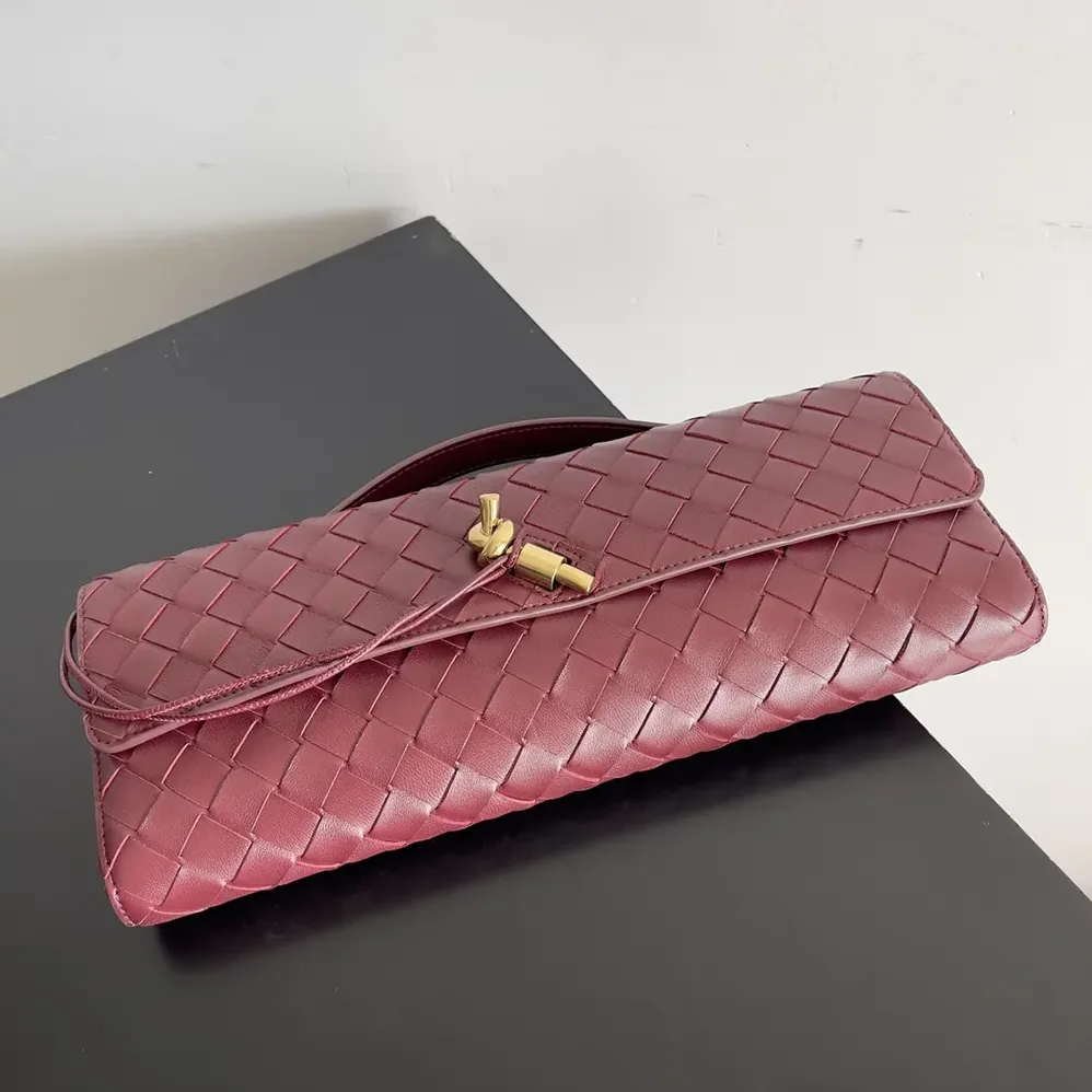 Bottega Veneta Andiamo Clutch in Supple Intrecciato Leather for Women in Barolo
