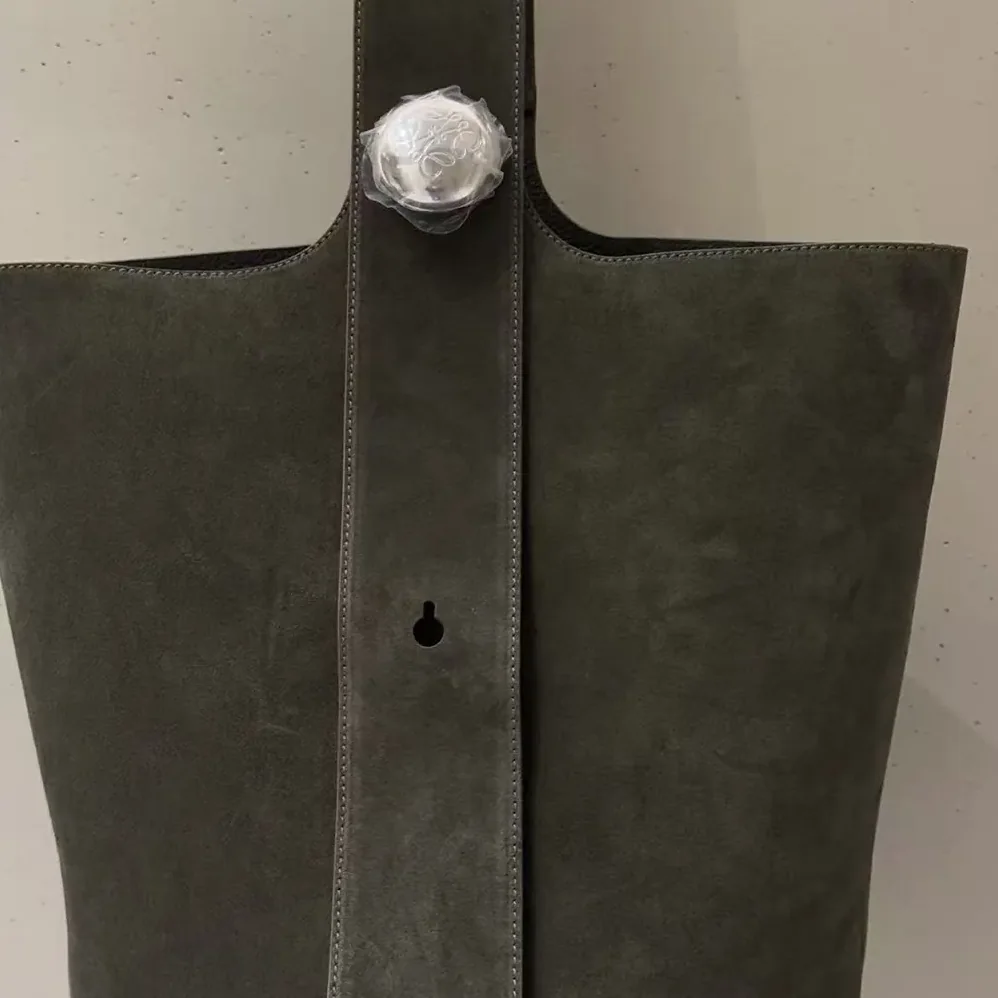 Loewe Large Pebble Bucket Bag in Suede Calfskin for Unisex in Dark Green Loewe Large Pebble Bucket Bag in Suede Calfskin for Unisex in Dark Green