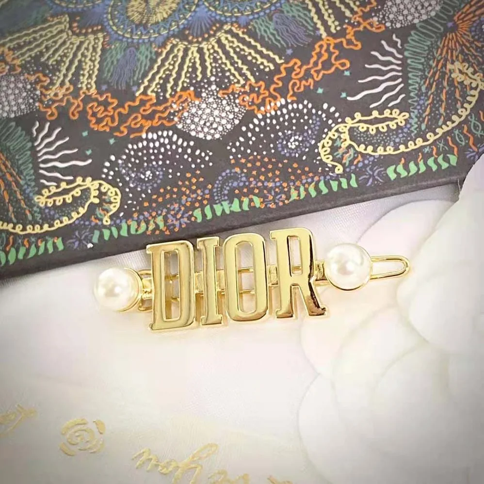 Dior Dio(r)evolution Barrette Gold-Finish Metal and White Resin Pearls for Women Dior Dio(r)evolution Barrette Gold-Finish Metal and White Resin Pearls for Women