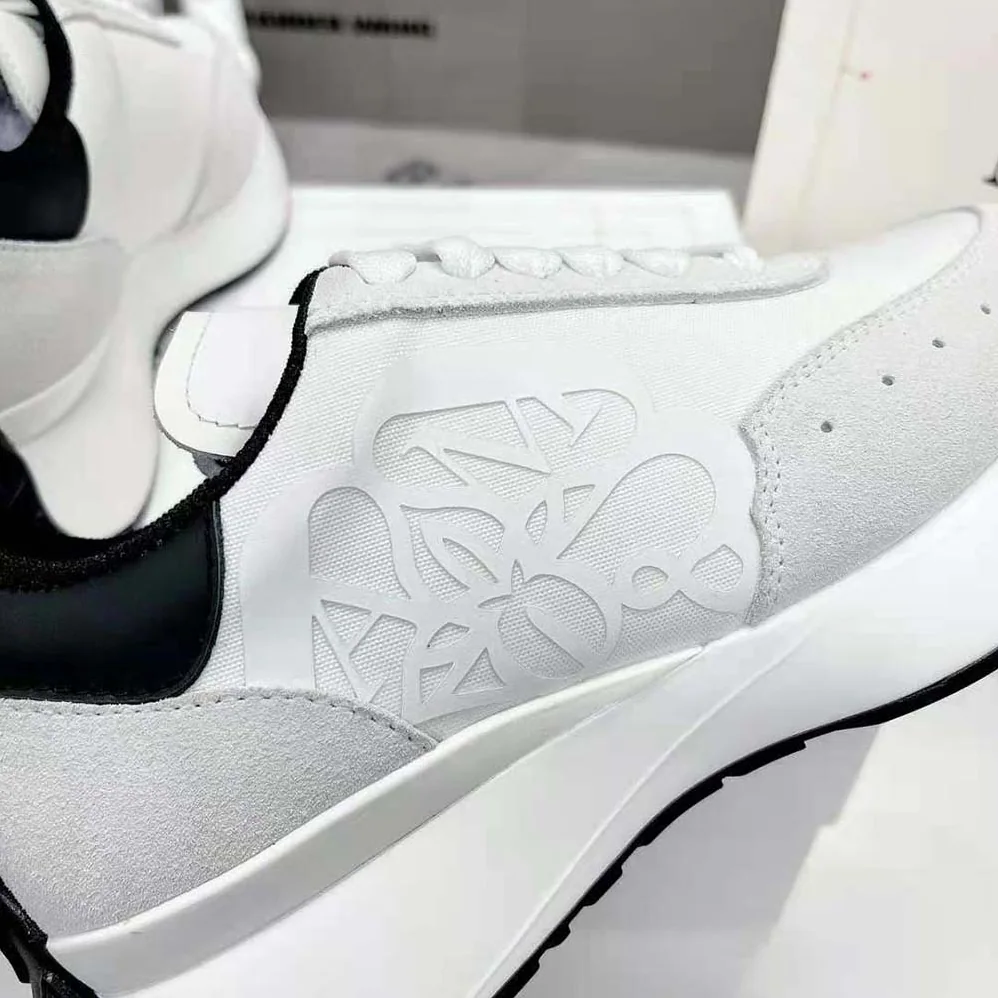 Alexander Mcqueen Sprint Runner in Calf Leather for Unisex in White/Black Alexander Mcqueen Sprint Runner in Calf Leather for Unisex in White/Black