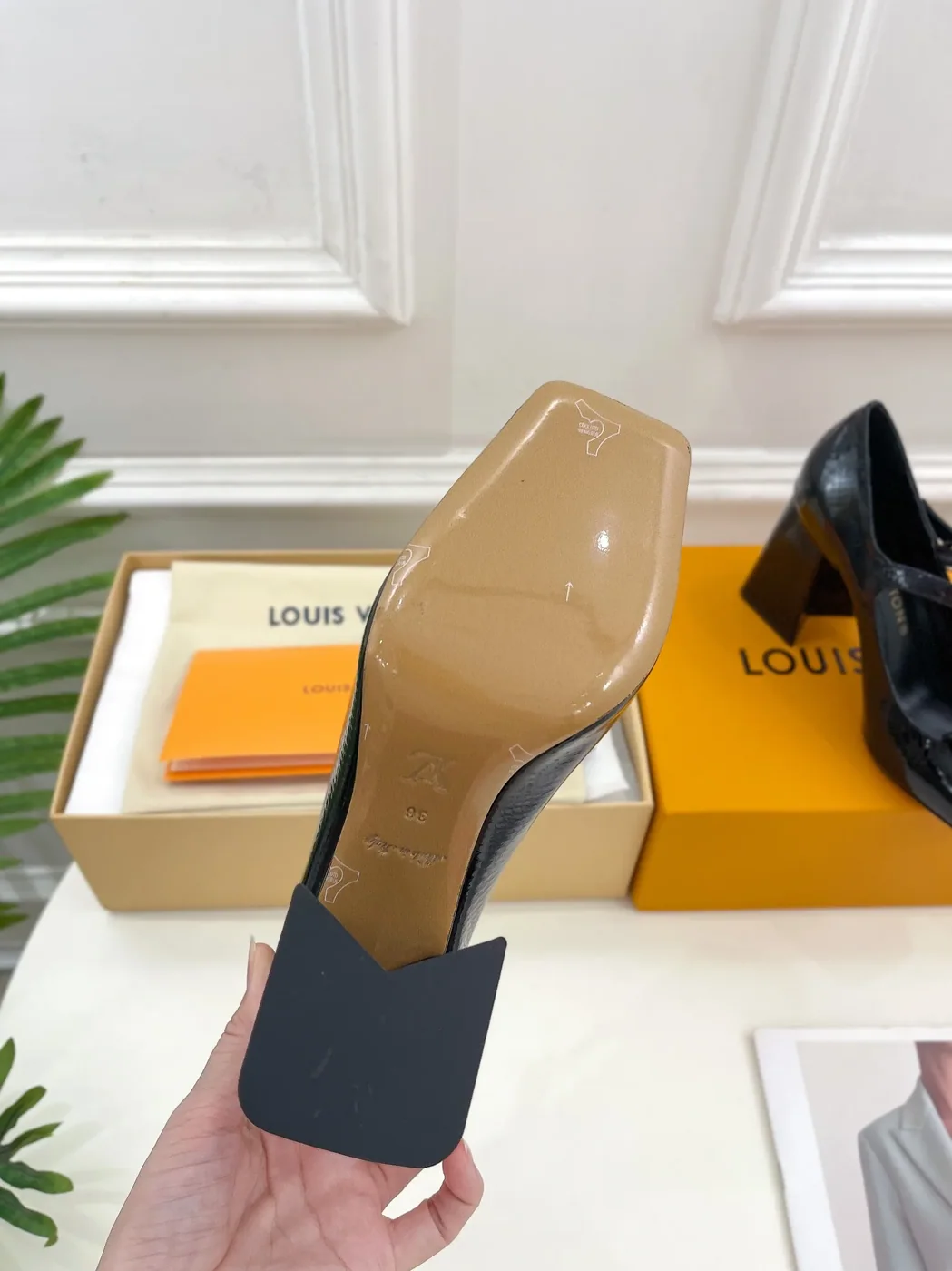 Louis Vuitton Pump Black / 1AACFK Louis Vuitton Pump Black / 1AACFK