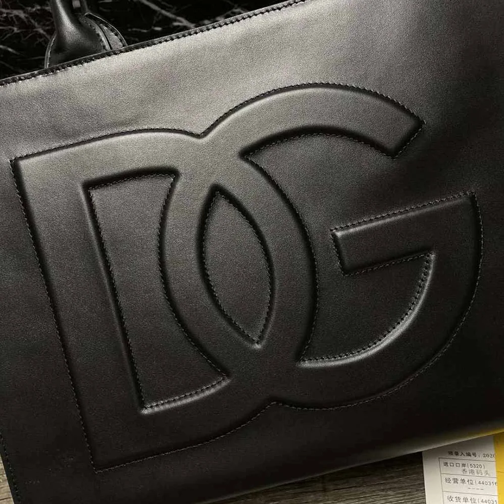 Dolce Gabbana D&G Small Calfskin DG Daily Shopper for Women in Black Dolce Gabbana D&G Small Calfskin DG Daily Shopper for Women in Black