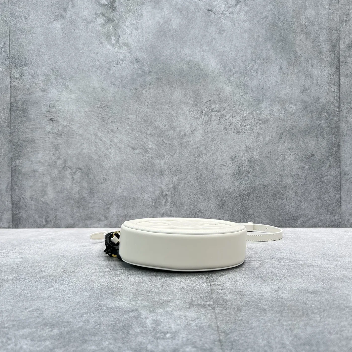 Celine Crossbody Oval Purse Cuir Triomphe White / Celine Crossbody Oval Purse Cuir Triomphe White /