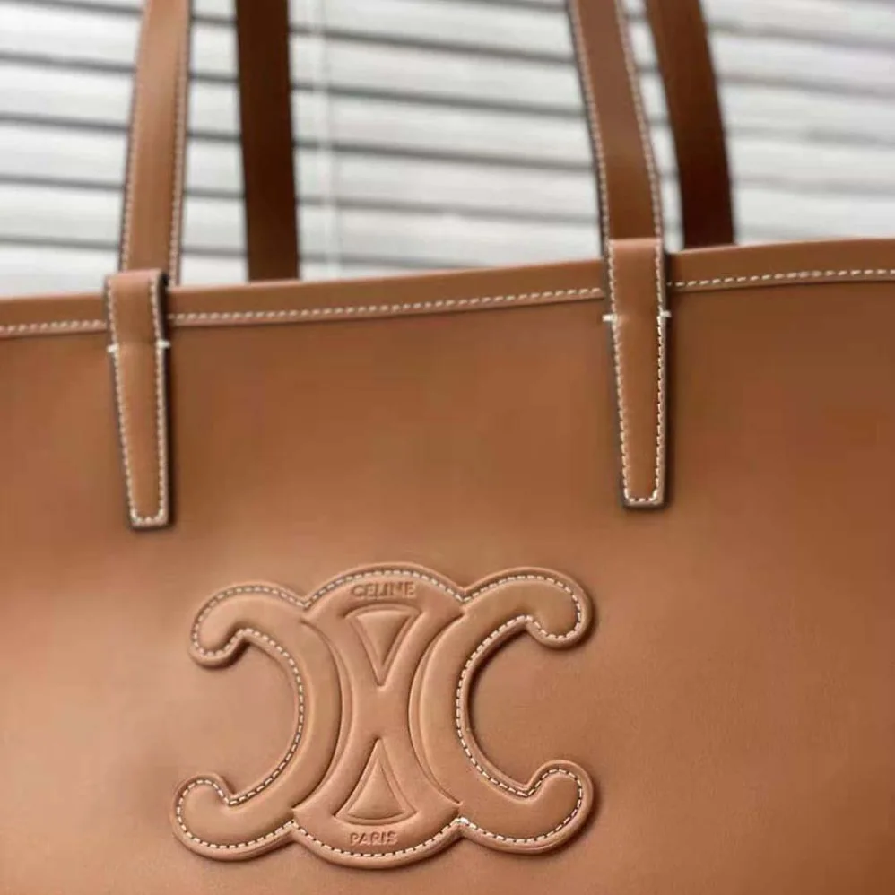 Celine Medium Couffin Cuir Triomphe in Smooth Calfskin for Women in Brown Celine Medium Couffin Cuir Triomphe in Smooth Calfskin for Women in Brown