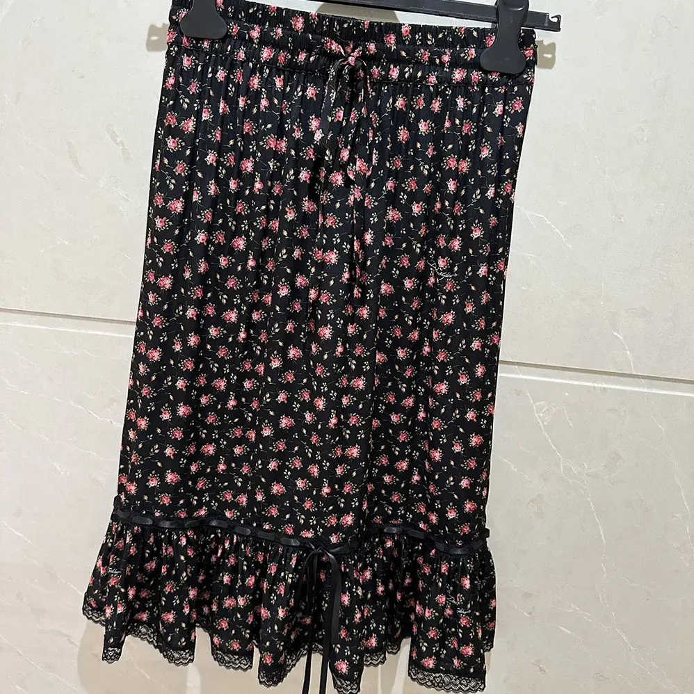 Dolce Gabbana D&G Small Rose for Women in Print Skirt With Flounce
