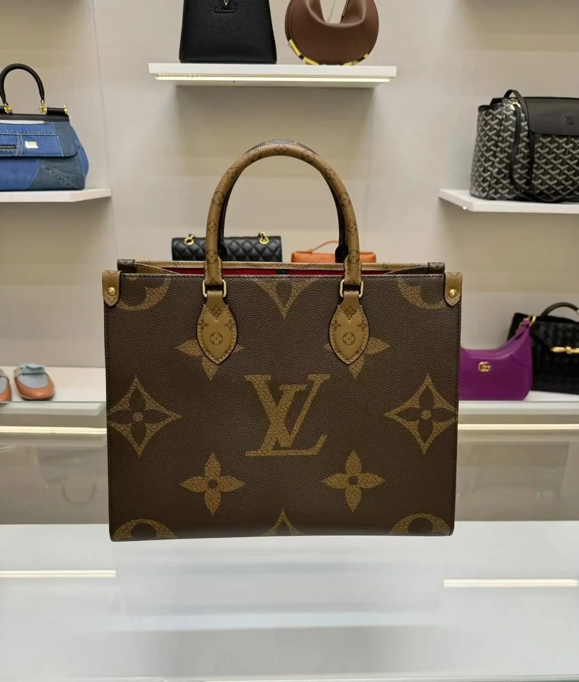 Louis Vuitton OnTheGo MM Tote Bag / Monogram Reverse Canvas Gold Hardware Louis Vuitton OnTheGo MM Tote Bag / Monogram Reverse Canvas Gold Hardware