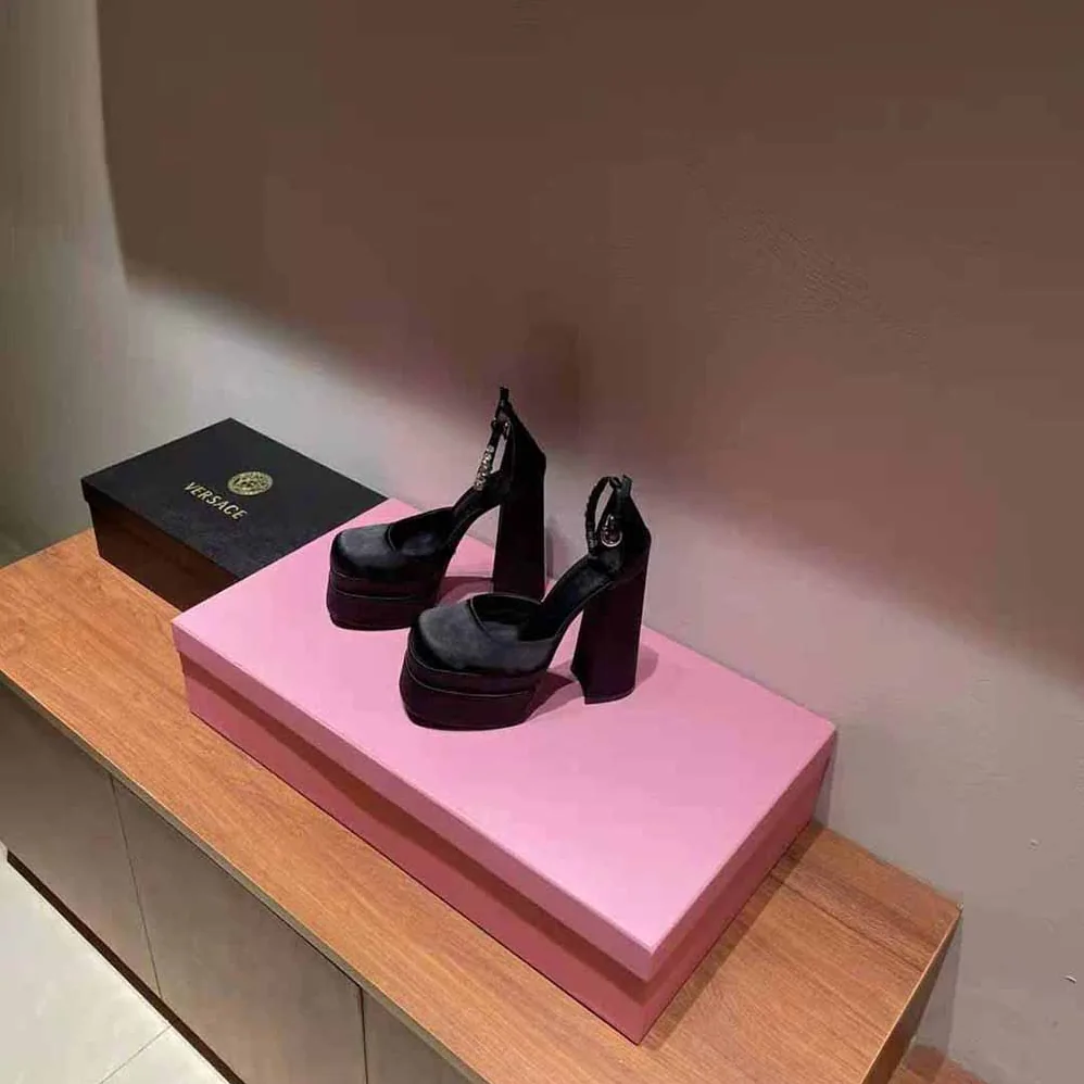 Versace Medusa Aevitas Platform Pumps for Women in Black Versace Medusa Aevitas Platform Pumps for Women in Black