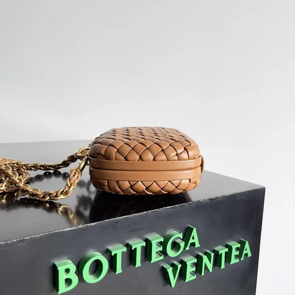 Bottega Veneta Knot Minaudière Clutch in Calfskin Leather for Women in Brown Bottega Veneta Knot Minaudière Clutch in Calfskin Leather for Women in Brown