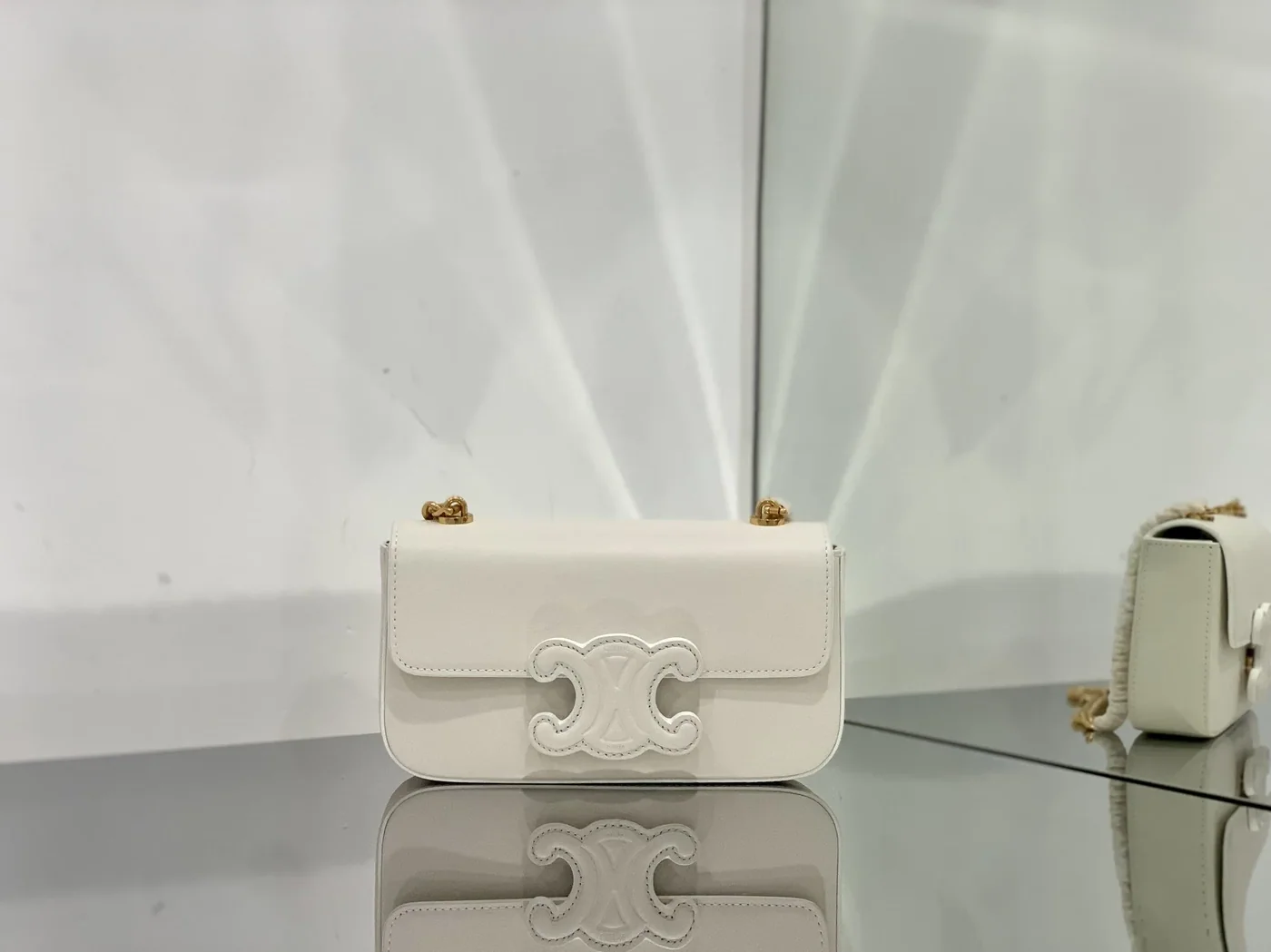 Celine Chain Shoulder Bag Cuir Triomphe White / Celine Chain Shoulder Bag Cuir Triomphe White /