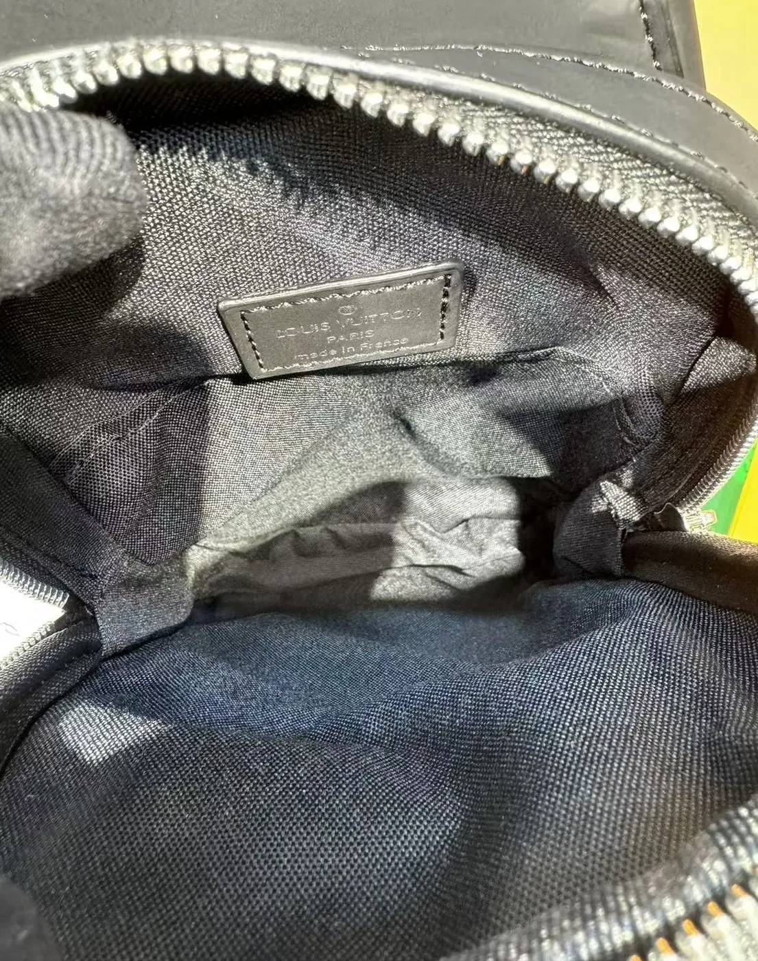 Louis Vuitton Avenue NM Slingbag Black /