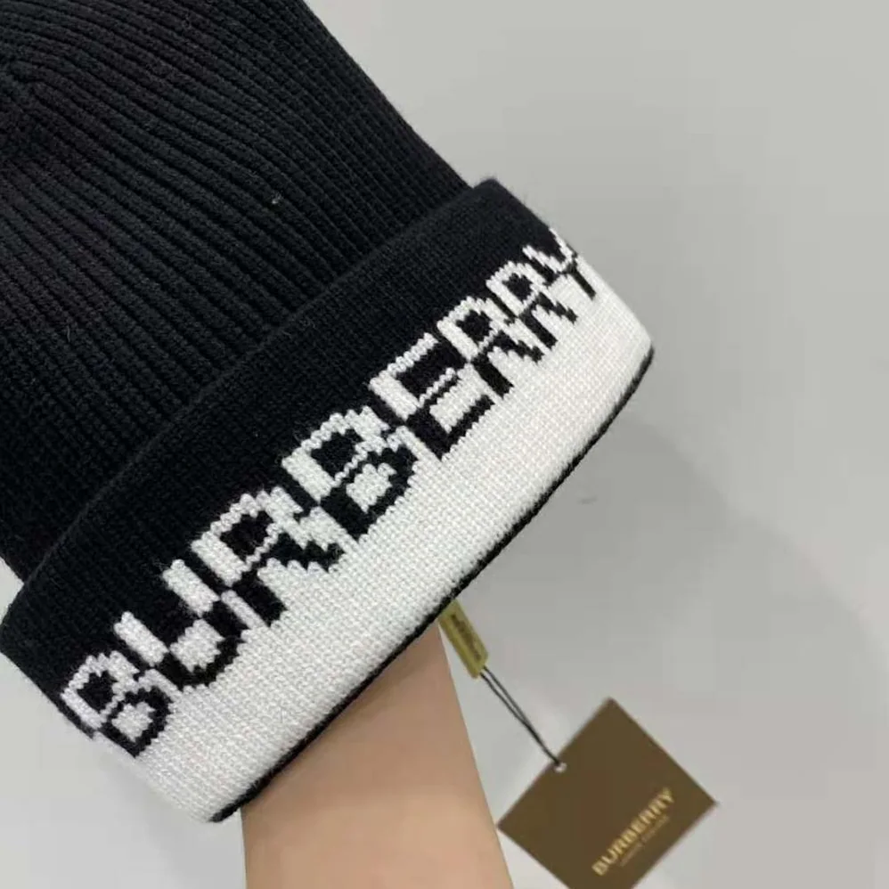 Burberry Logo Intarsia Cashmere Beanie for Unisex in Black Burberry Logo Intarsia Cashmere Beanie for Unisex in Black