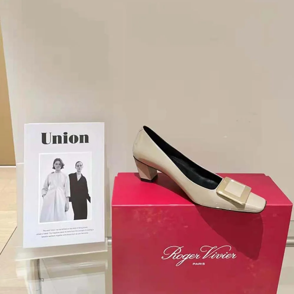 Roger Vivier Belle Vivier Metal Buckle Pumps in Patent Leather for Women in Brown