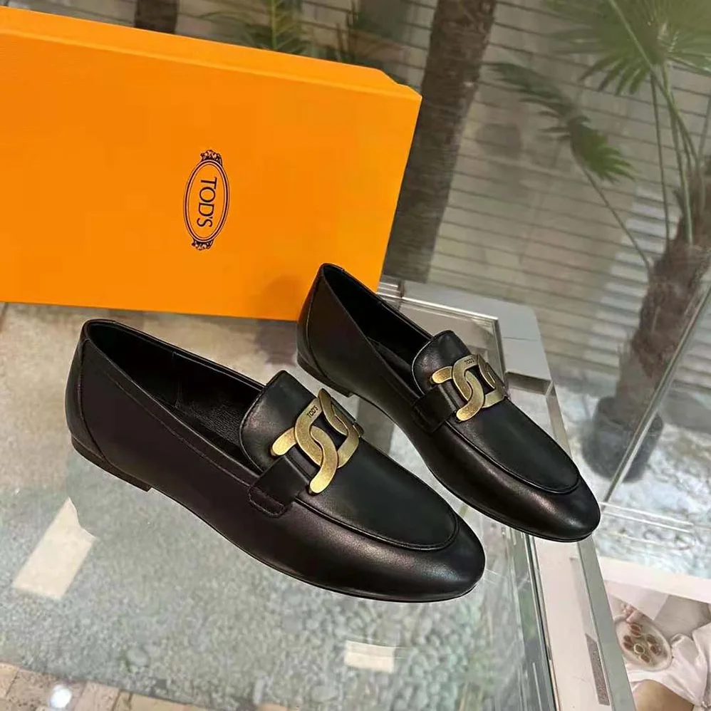 TODS Kate Loafers in Leather with A Metal Branded for Women in Black TODS Kate Loafers in Leather with A Metal Branded for Women in Black