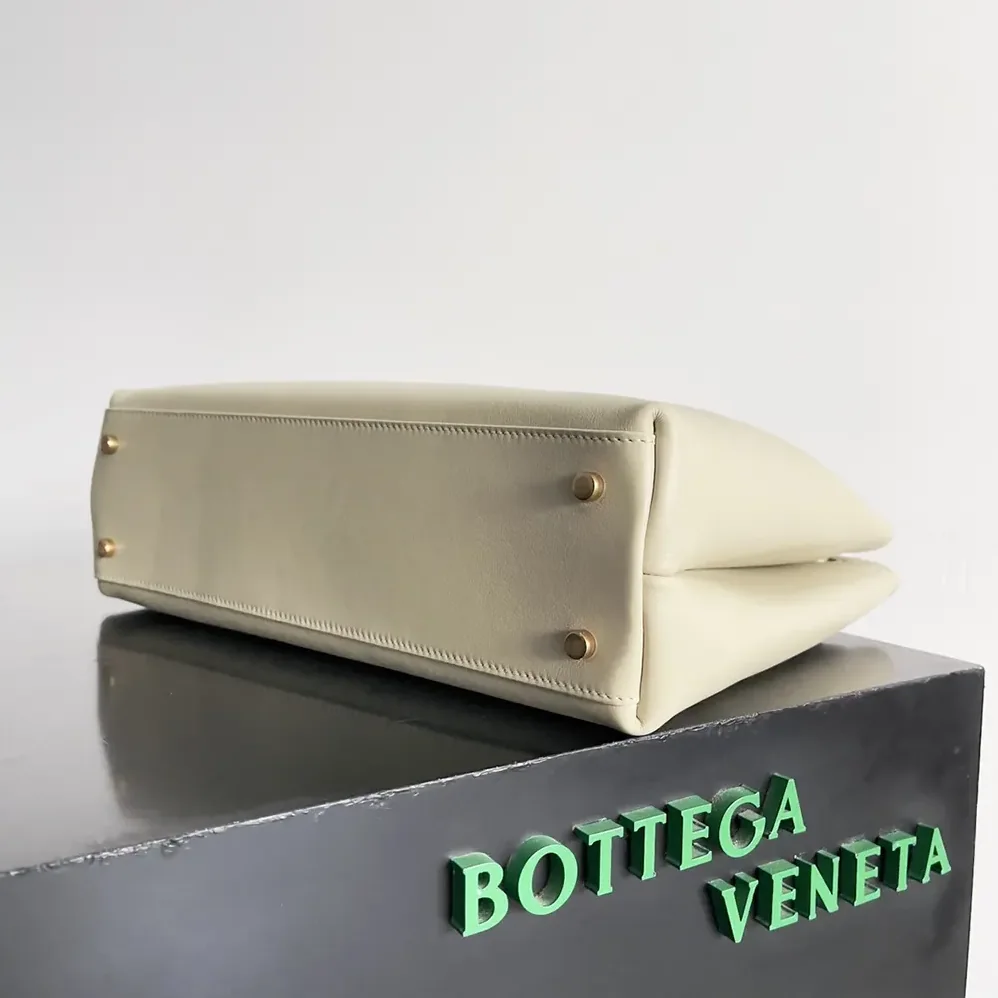 Bottega Veneta Andiamo in Silky Calf Leather-810214V4O922190 for Women