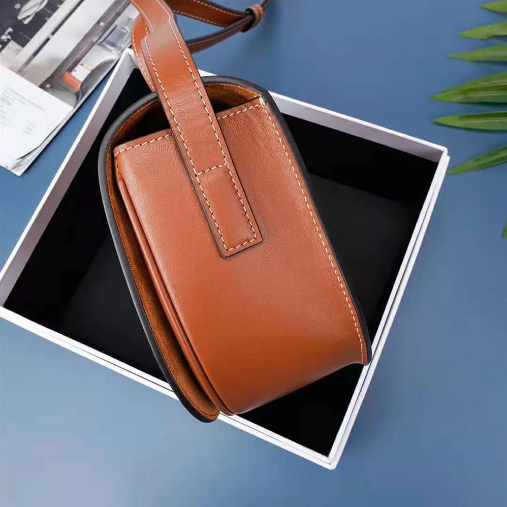 Celine Folco Cuir Triomphe in Smooth Calfskin for Women in Brown Celine Folco Cuir Triomphe in Smooth Calfskin for Women in Brown