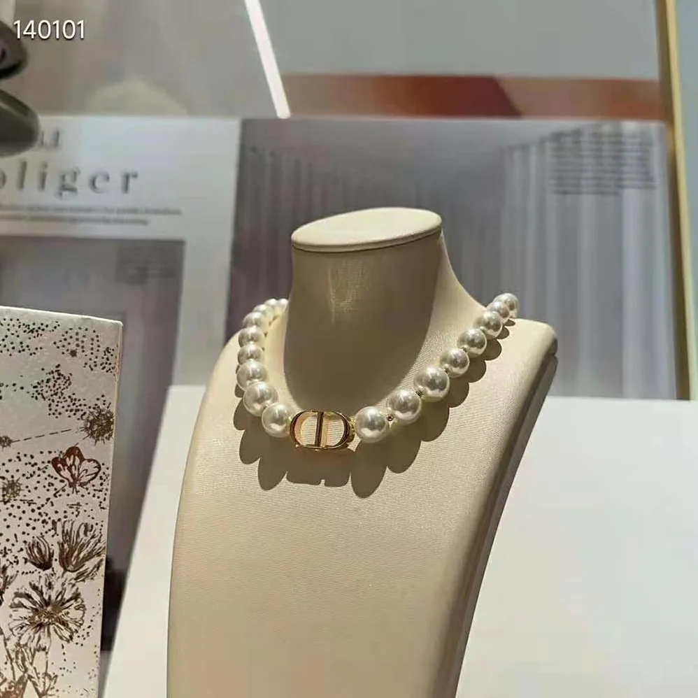 Dior 30 Montaigne Choker Gold-Finish Metal and White Resin Pearls for Women Dior 30 Montaigne Choker Gold-Finish Metal and White Resin Pearls for Women