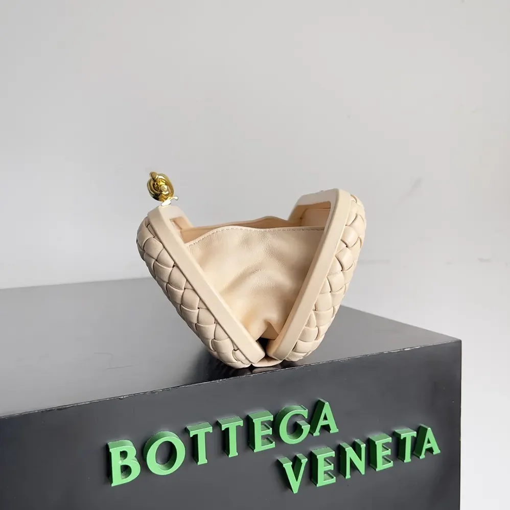 Bottega Veneta Knot Minaudière Clutch in Calfskin Leather for Women in Pink Bottega Veneta Knot Minaudière Clutch in Calfskin Leather for Women in Pink