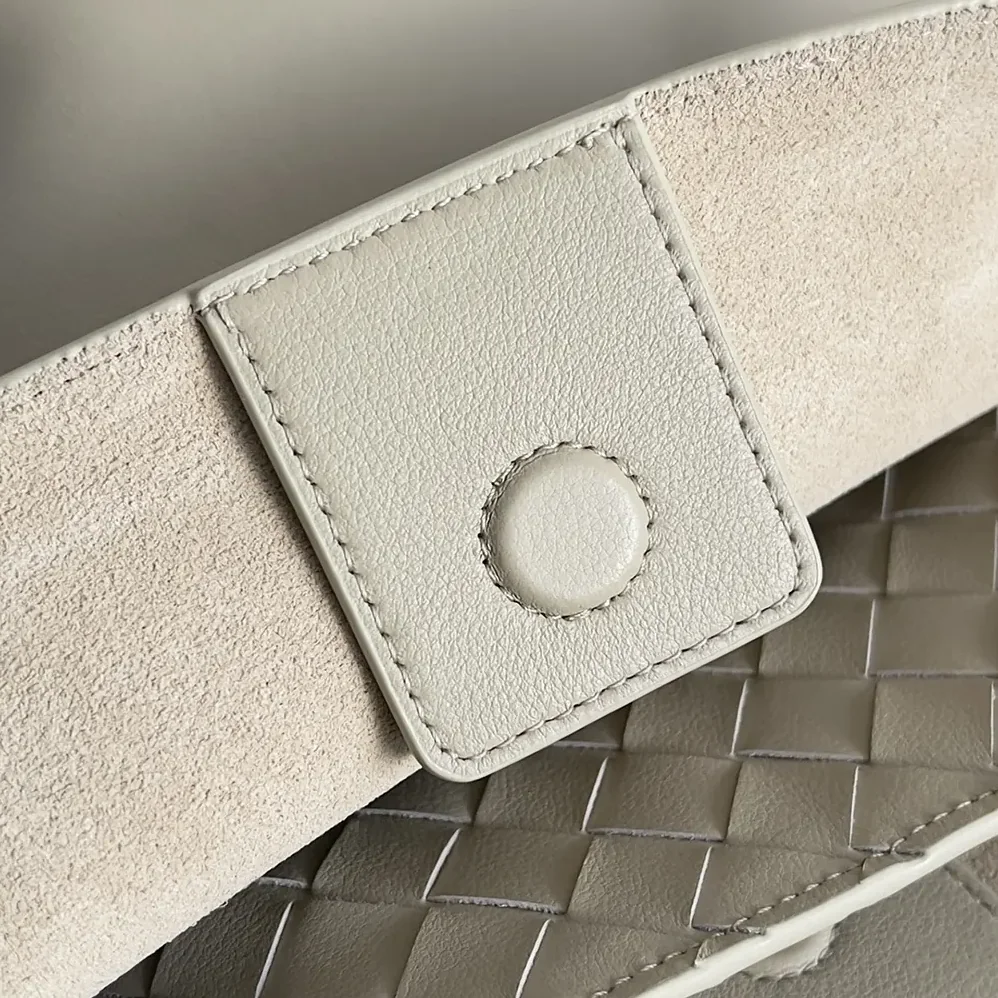 Bottega Veneta Andiamo in Silky Calf Leather-810214V4O922190 for Women