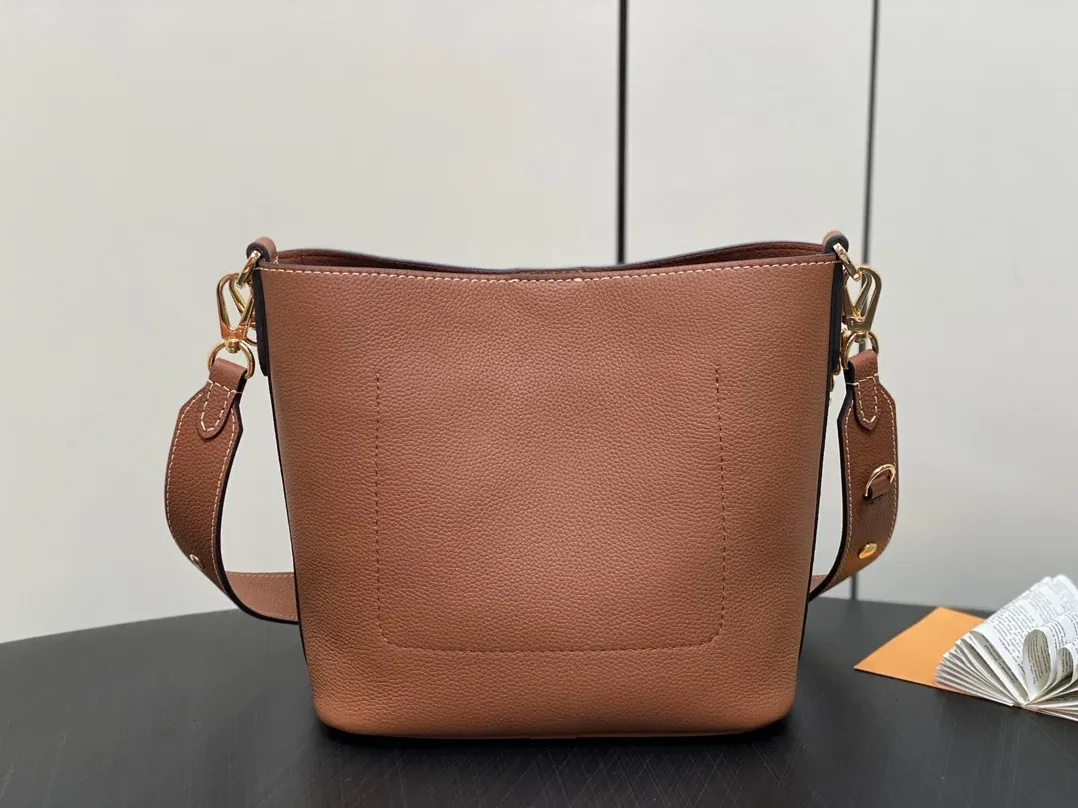 Louis Vuitton Lock and Walk Brown / Louis Vuitton Lock and Walk Brown /