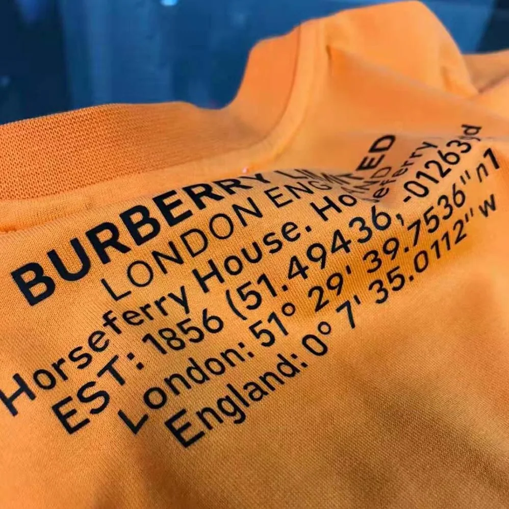 Burberry Shark Graphic Cotton Oversized T-shirt for Men in Orange Burberry Shark Graphic Cotton Oversized T-shirt for Men in Orange