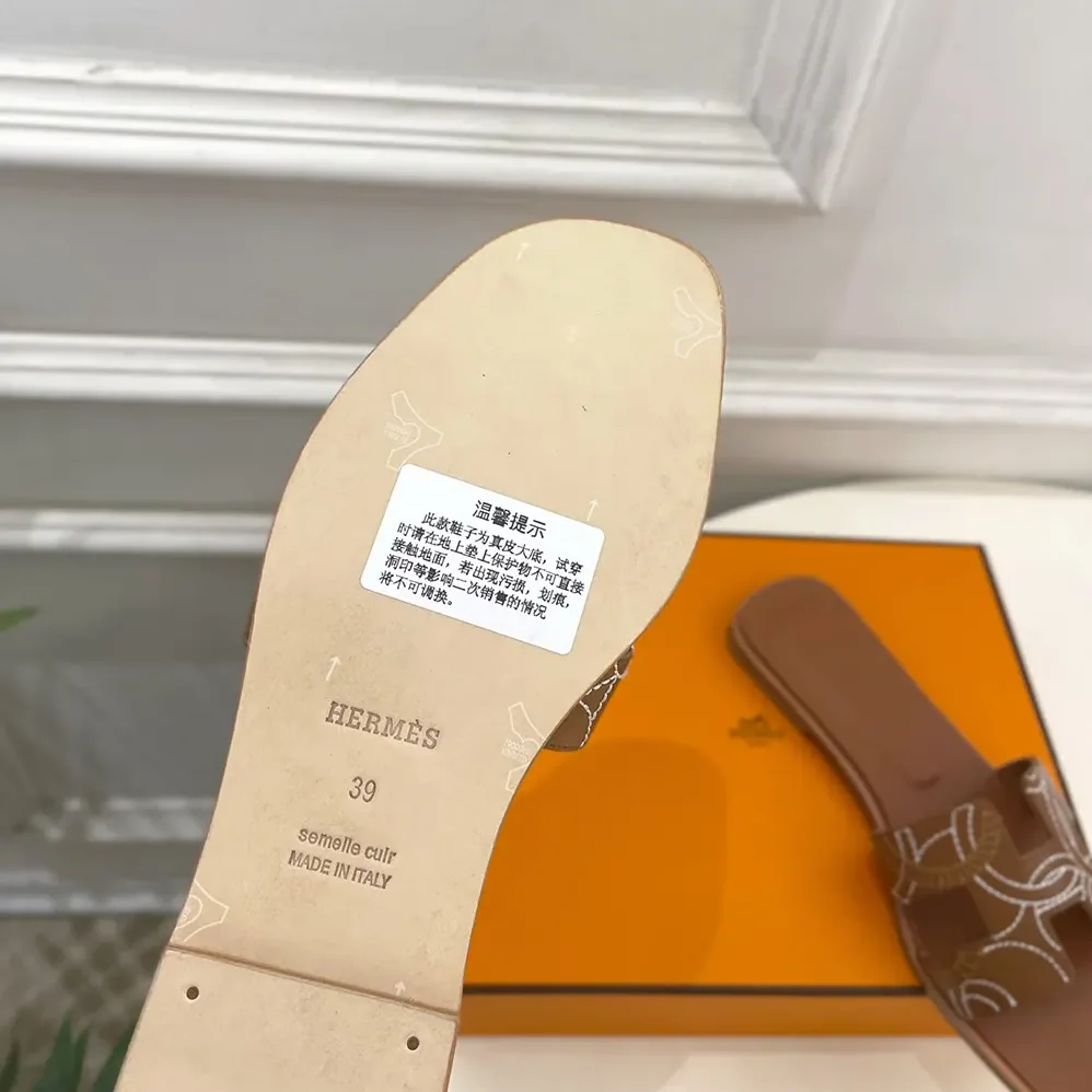 Hermes Oran sandal in “Panoplie Equestre” Embroidered Calfskin for Women in Brown Hermes Oran sandal in “Panoplie Equestre” Embroidered Calfskin for Women in Brown