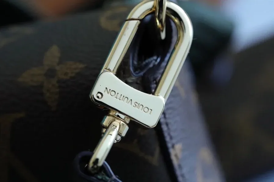 Louis Vuitton Pochette Felicie Strap & Go Wallet Shoulder Bag / Khaki Green Monogram Canvas Gold Hardware