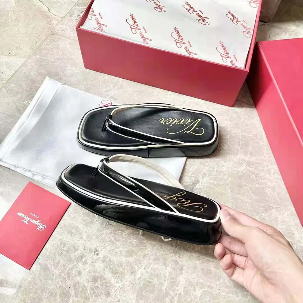 Roger Vivier Slide Thong Mules in Patent Leather for Women in Black