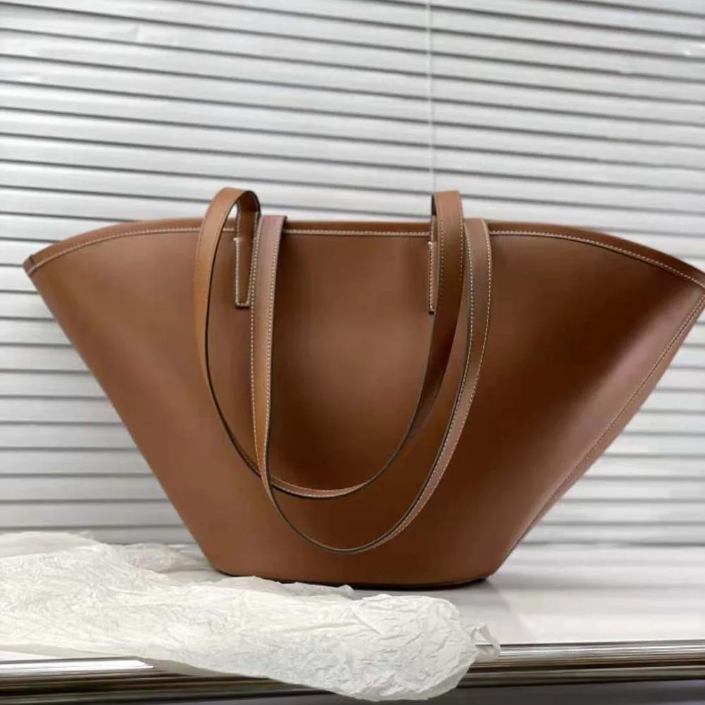 Celine Medium Couffin Cuir Triomphe in Smooth Calfskin for Women in Brown Celine Medium Couffin Cuir Triomphe in Smooth Calfskin for Women in Brown