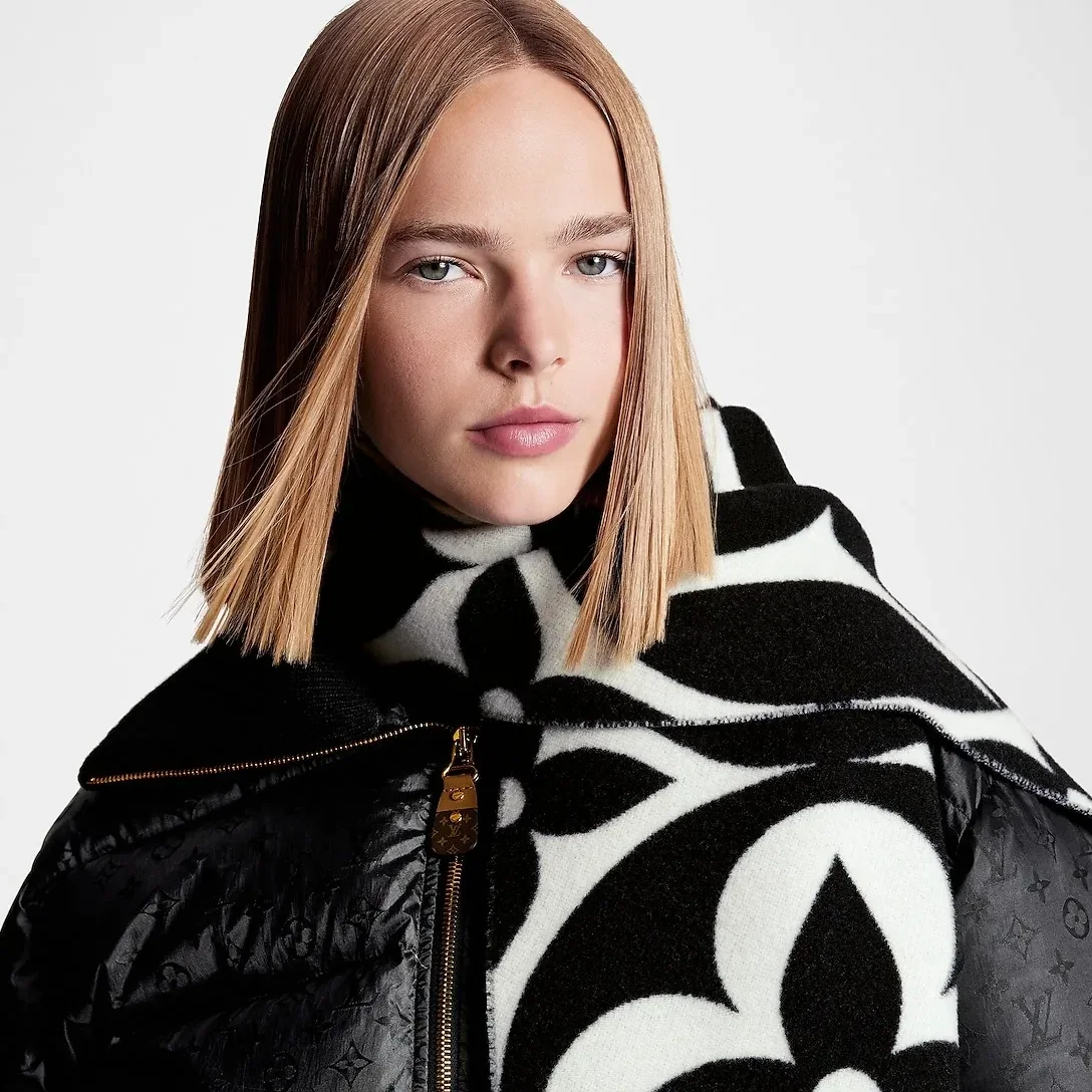Louis Vuitton LV Medallion Scarf Black /