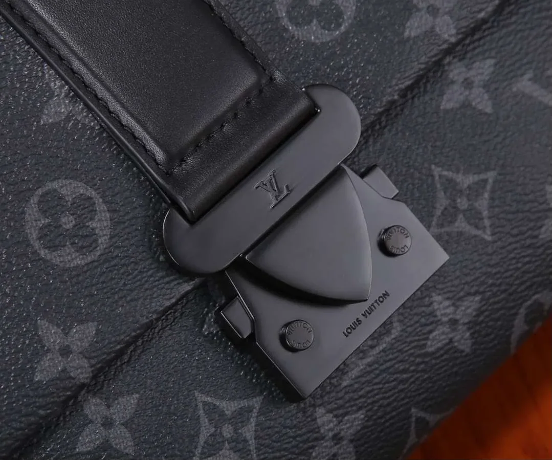 Louis Vuitton S in Cape Messenger Black / Louis Vuitton S in Cape Messenger Black /