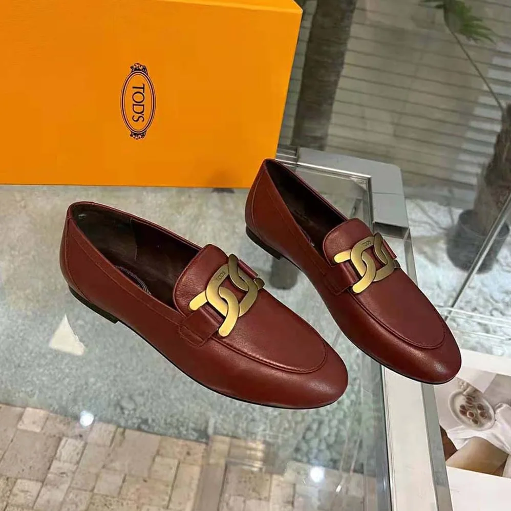 TODS Kate Loafers in Leather with A Metal Branded for Women in Maroon TODS Kate Loafers in Leather with A Metal Branded for Women in Maroon