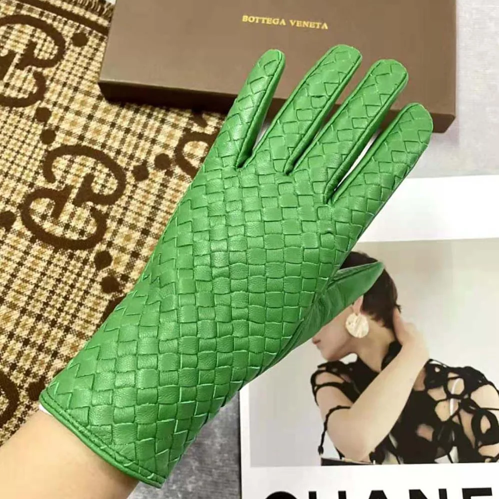 Bottega Veneta Intrecciato Leather Gloves for Women in Green Bottega Veneta Intrecciato Leather Gloves for Women in Green