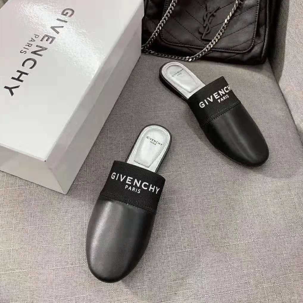 Givenchy Givenchy Paris Flat Mules in Leather for Women in Black Givenchy Givenchy Paris Flat Mules in Leather for Women in Black