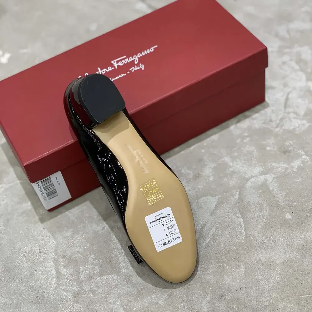 Salvatore Ferragamo Vara Pump for Women in Black Salvatore Ferragamo Vara Pump for Women in Black