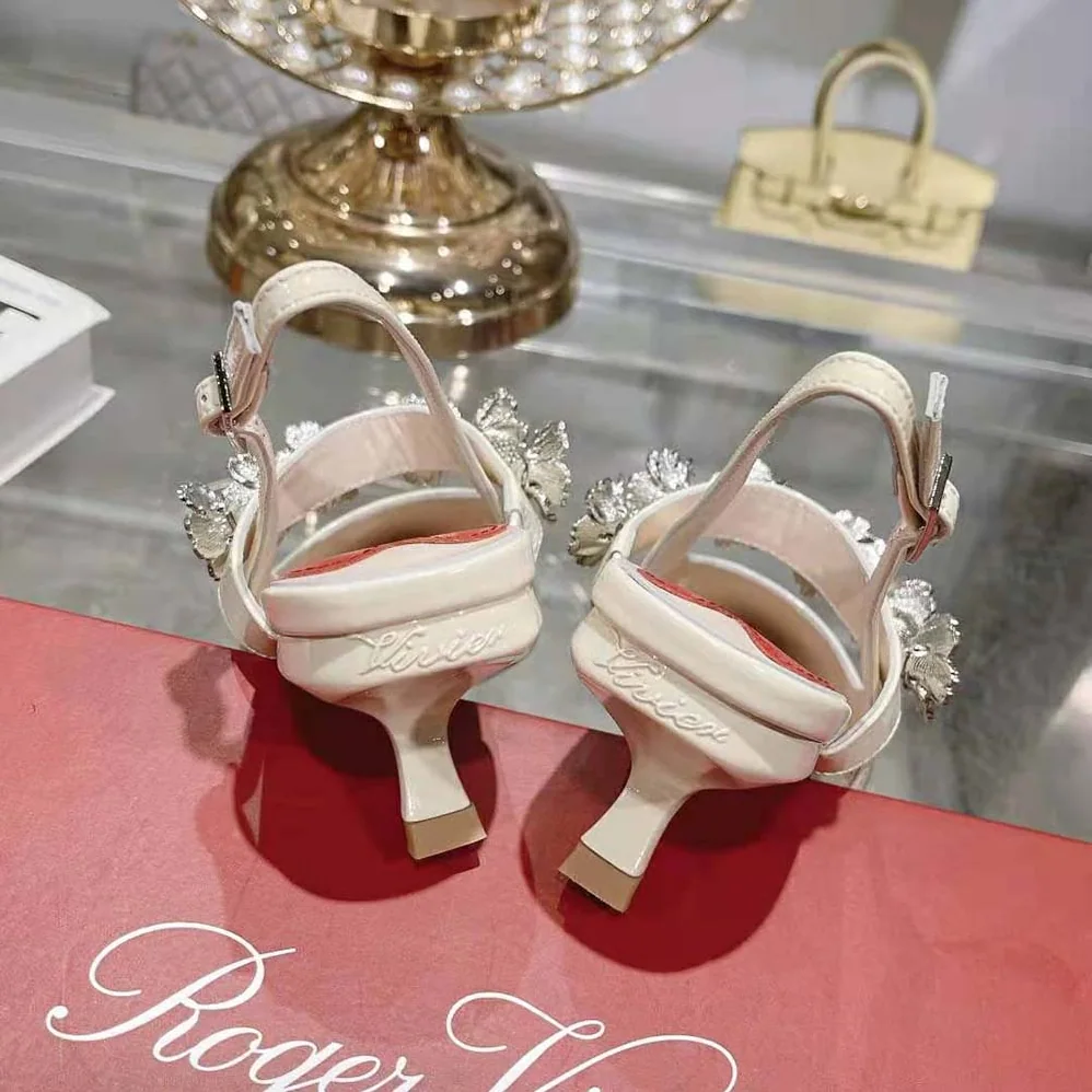 Roger Vivier Virgule Flower Slingback Pumps in Patent Leather for Women in White Roger Vivier Virgule Flower Slingback Pumps in Patent Leather for Women in White