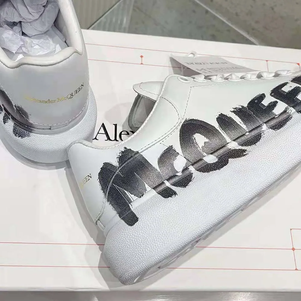Alexander Mcqueen Online Exclusive Mcqueen Graffiti Oversized Sneaker in White for Unisex in black Alexander Mcqueen Online Exclusive Mcqueen Graffiti Oversized Sneaker in White for Unisex in black