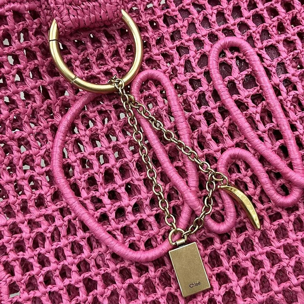 Chloe Summer Banana East-west Tote Bag in Raffia & Buffalo Leather for Women in Pink Chloe Summer Banana East-west Tote Bag in Raffia & Buffalo Leather for Women in Pink
