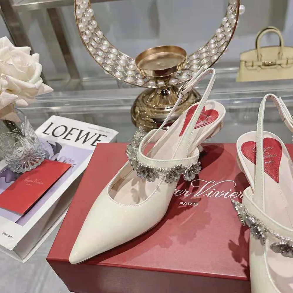 Roger Vivier Virgule Flower Slingback Pumps in Patent Leather for Women in White Roger Vivier Virgule Flower Slingback Pumps in Patent Leather for Women in White