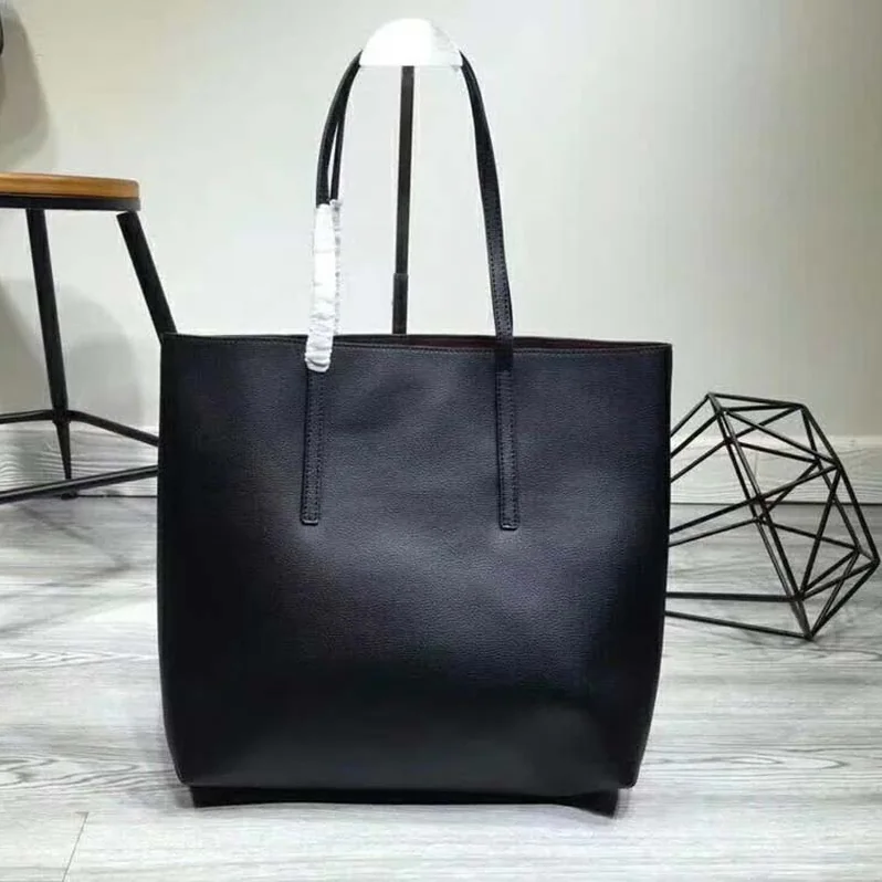 Fendi Leather Logo Shopper Bag for Women in Black