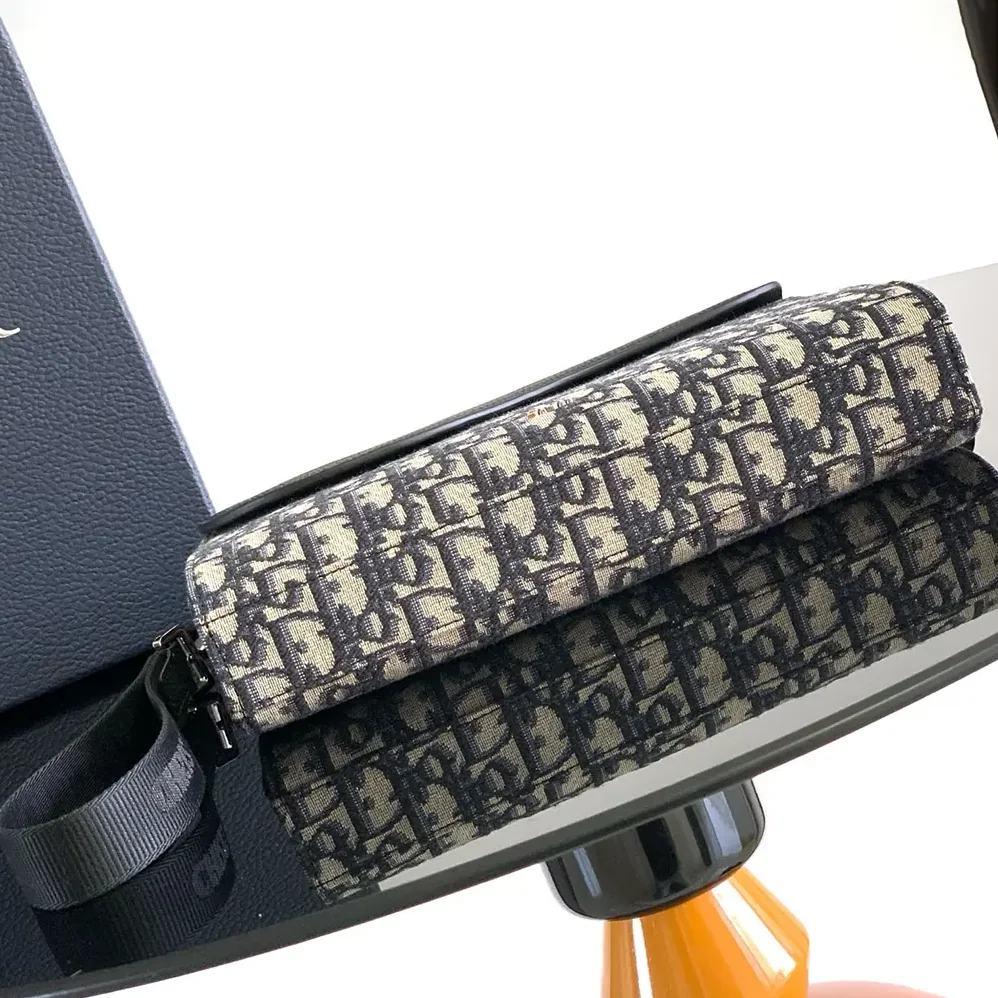 Dior Saddle A5 Triangle Pouch Beige and Black Dior Oblique Jacquard with Black Grained Calfskin for Men Dior Saddle A5 Triangle Pouch Beige and Black Dior Oblique Jacquard with Black Grained Calfskin for Men