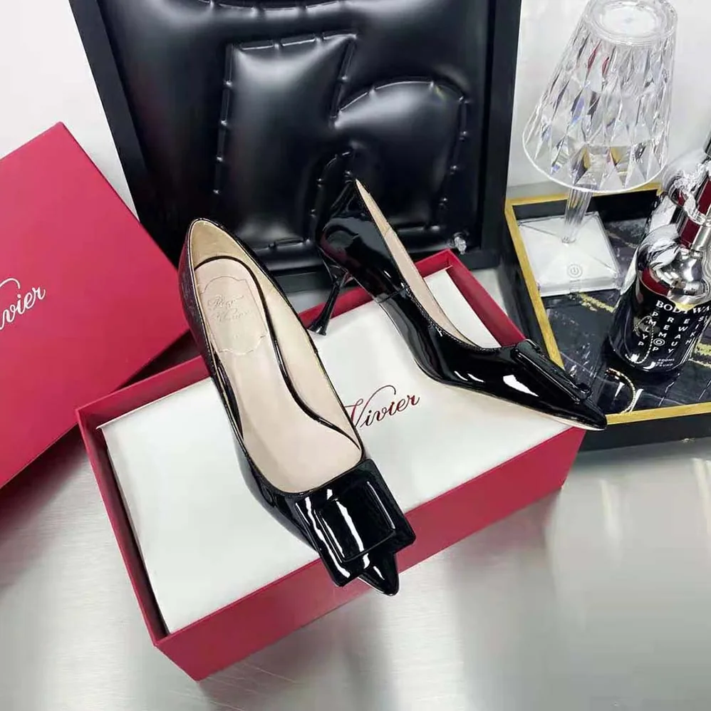 Roger Vivier Viv In The City Pumps in Patent Leather for Women in Black Roger Vivier Viv In The City Pumps in Patent Leather for Women in Black
