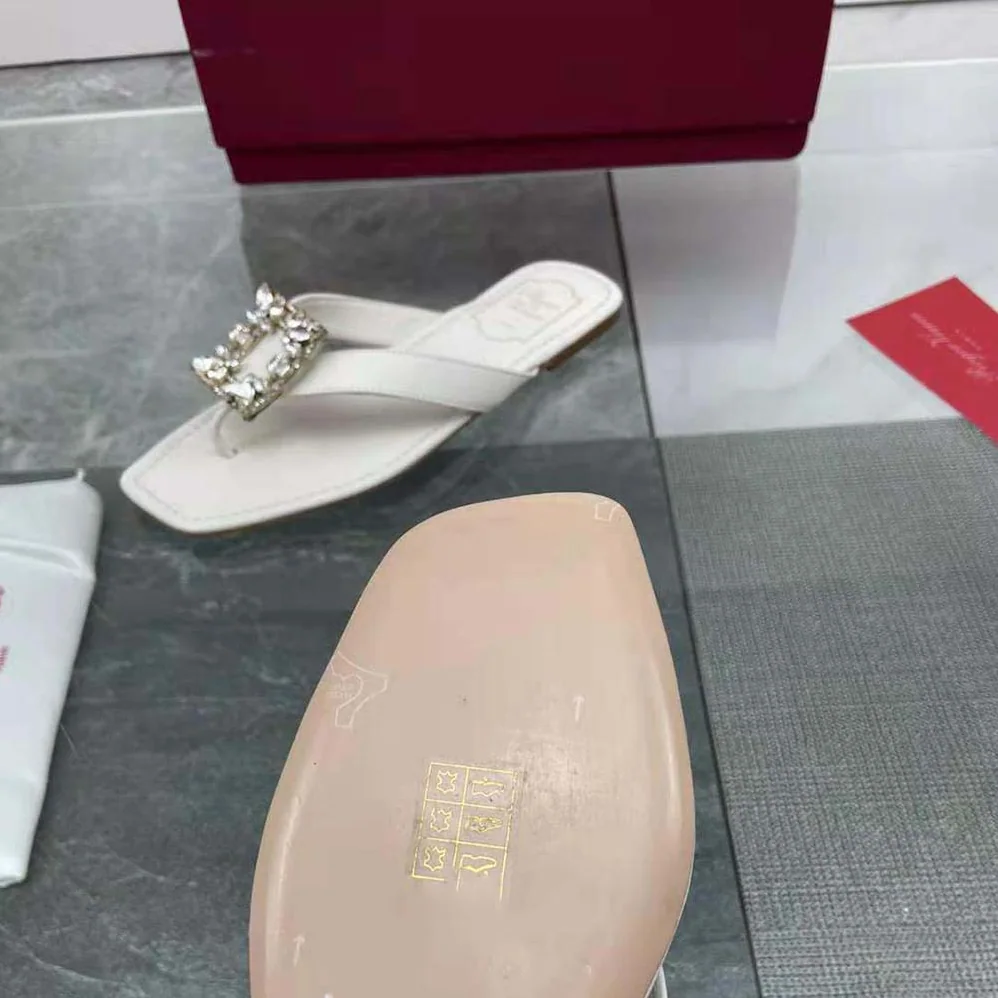 Roger Vivier Mini Broche Vivier Buckle Thong Mules in Leather for Women in White Roger Vivier Mini Broche Vivier Buckle Thong Mules in Leather for Women in White