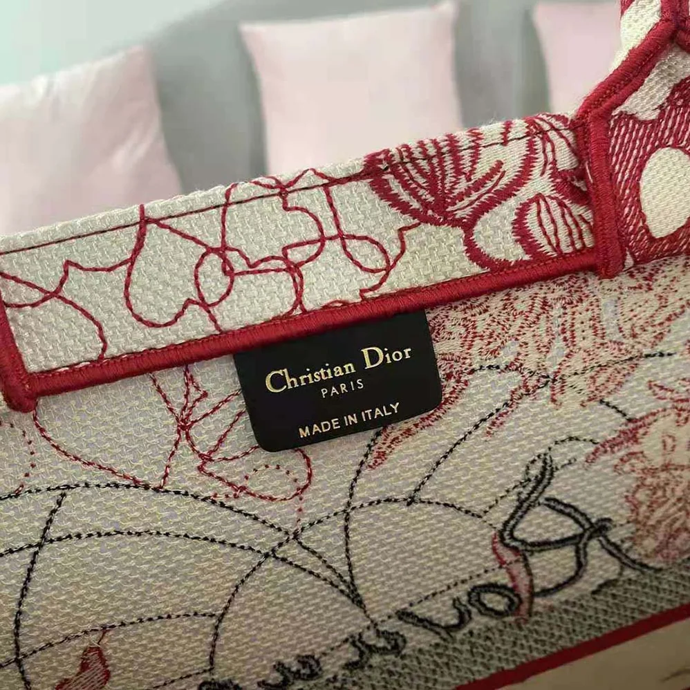 Dior Dioramour Dior Book Tote Red and White D for Women in Royaume D Amour Embroidery Dior Dioramour Dior Book Tote Red and White D for Women in Royaume D Amour Embroidery