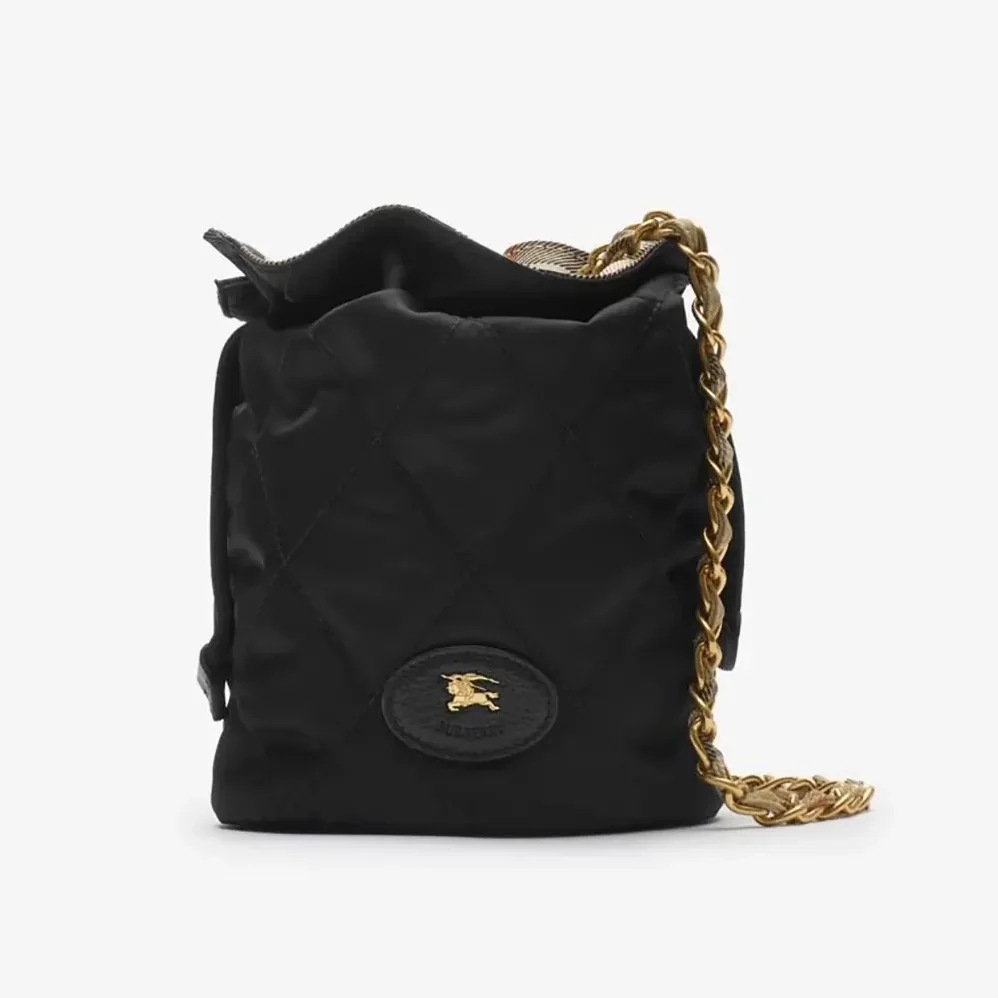 Burberry Horseshoe Chain Pouch for Women in Black Burberry Horseshoe Chain Pouch for Women in Black