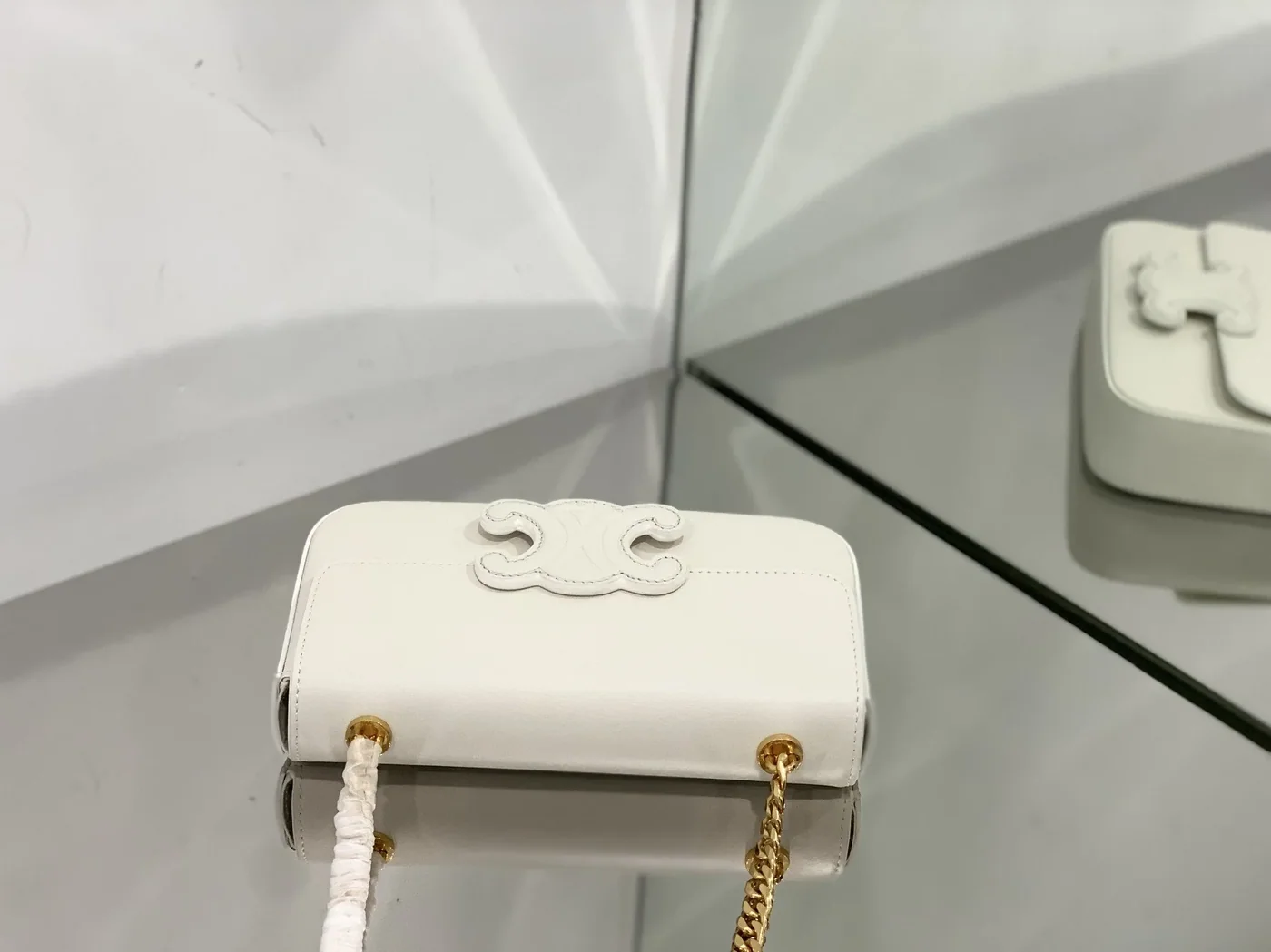 Celine Chain Shoulder Bag Cuir Triomphe White / Celine Chain Shoulder Bag Cuir Triomphe White /
